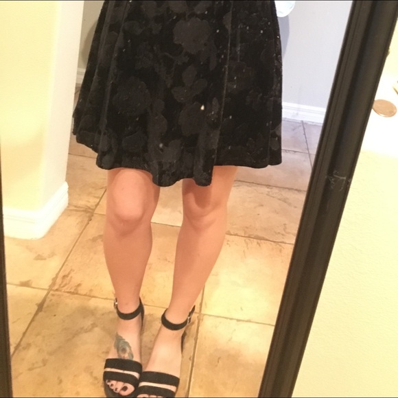 Velvet dress with floral design. Size Small - Picture 3 of 4